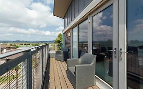 Modern 2 Bedroom Penthouse With Free Parking